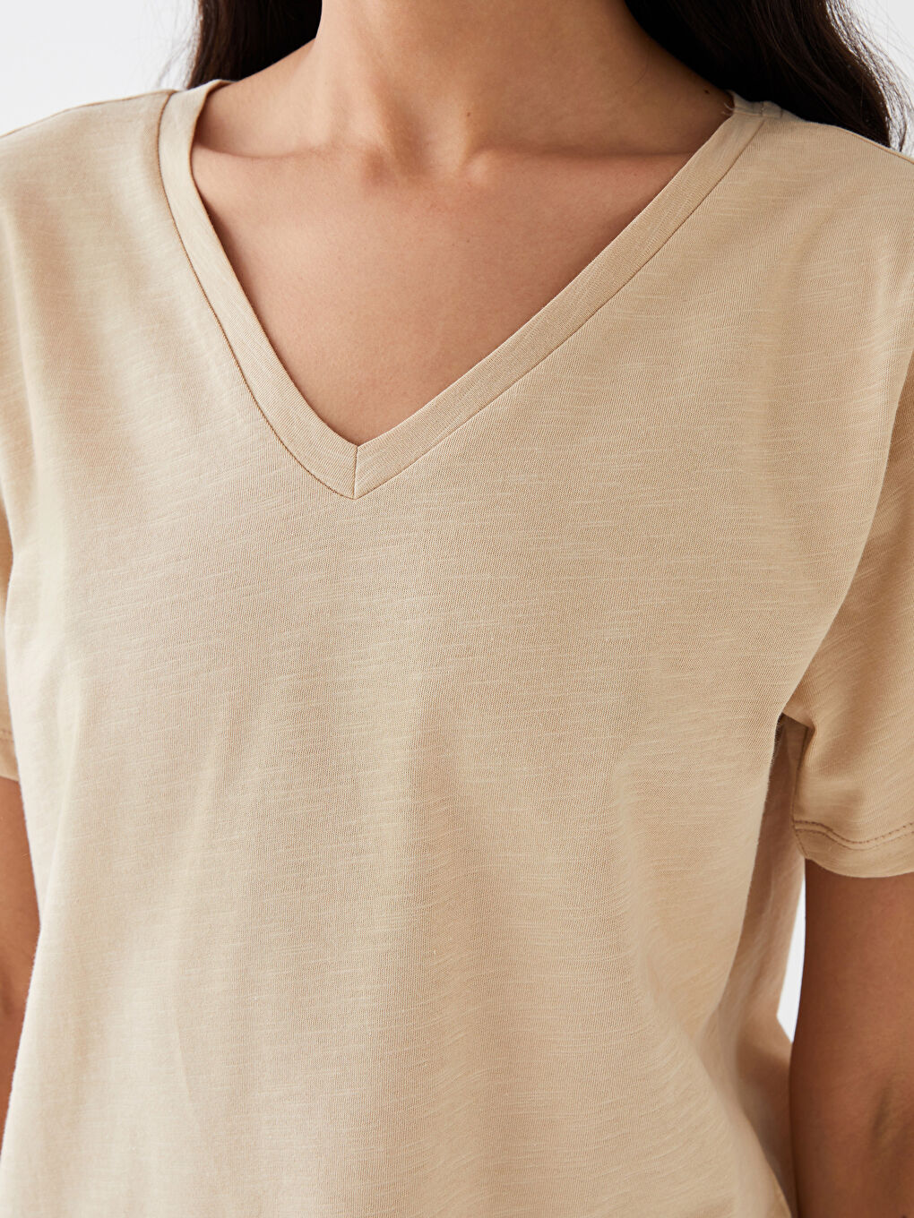 Bej V Yaka Düz Kısa Kollu Kadın Tişört-4