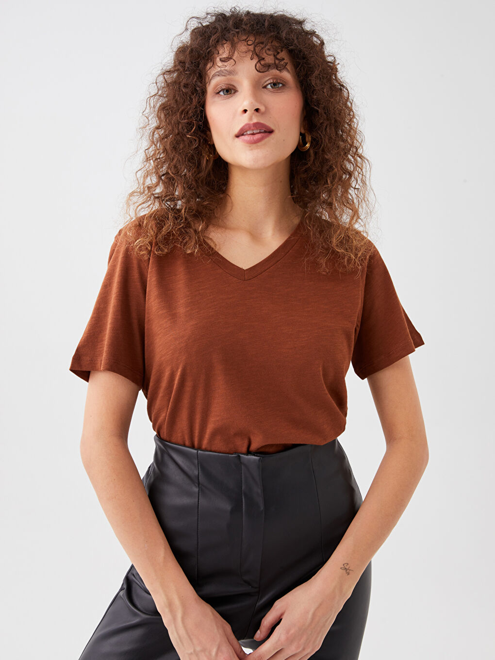 Kahverengi V Yaka Düz Kısa Kollu Kadın Tişört