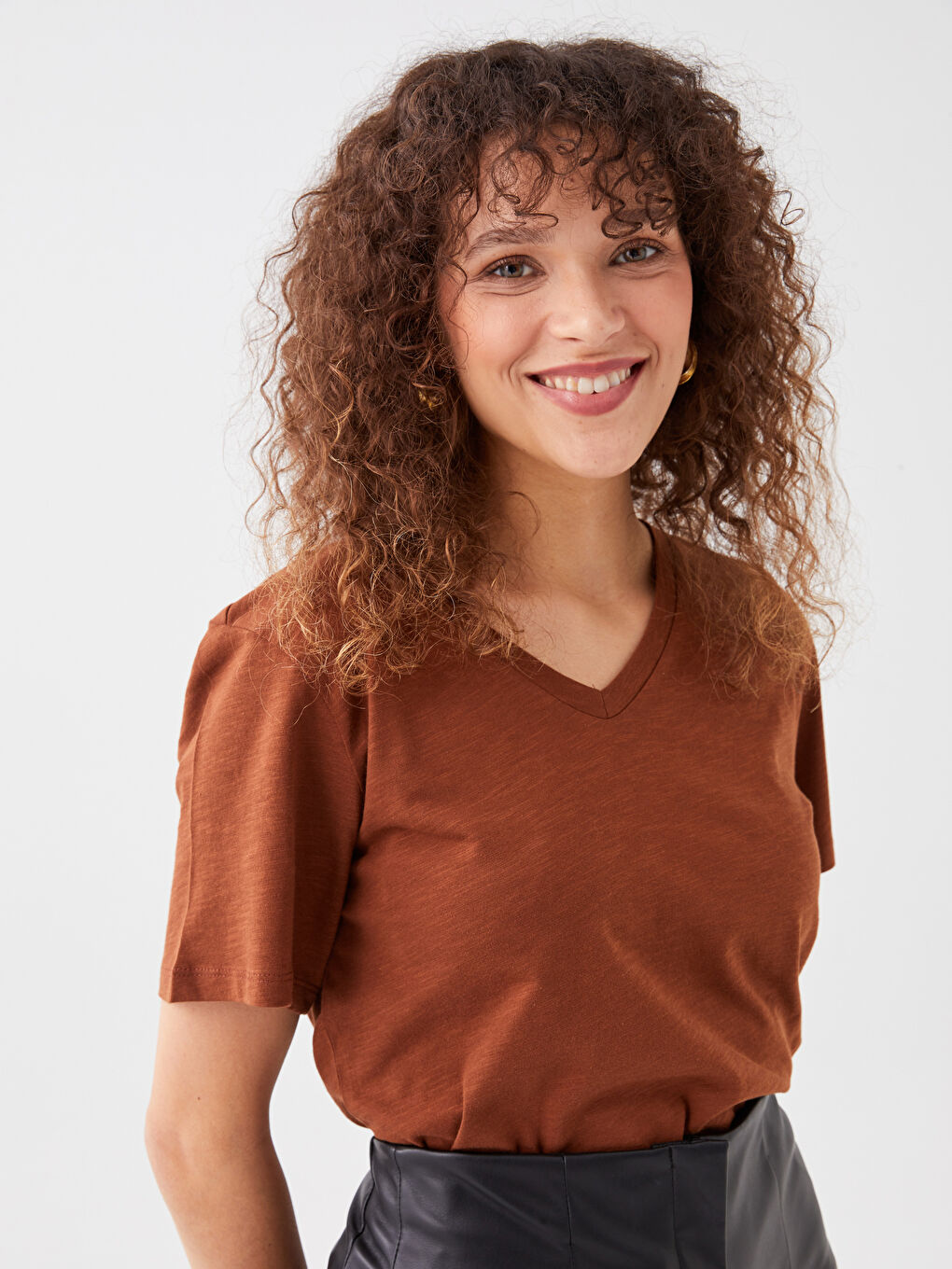 Kahverengi V Yaka Düz Kısa Kollu Kadın Tişört-2