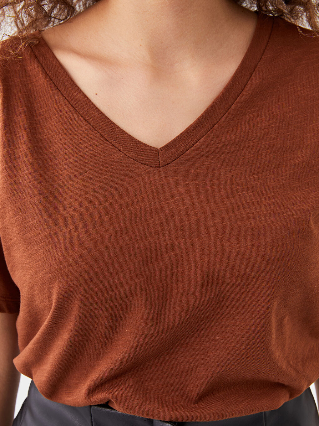 Kahverengi V Yaka Düz Kısa Kollu Kadın Tişört-3