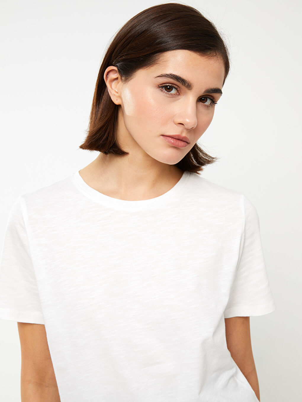 تي شيرت سادة بياقة دائرية بأكمام قصيرة للسيدات