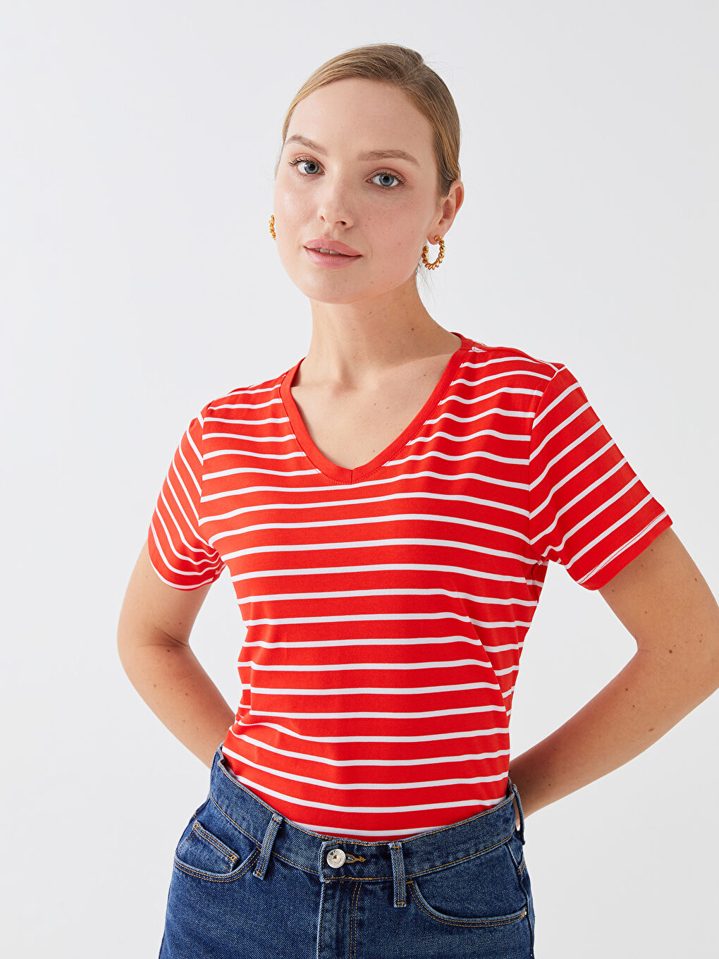 Kırmızı V Yaka Çizgili Kısa Kollu Kadın Tişört
