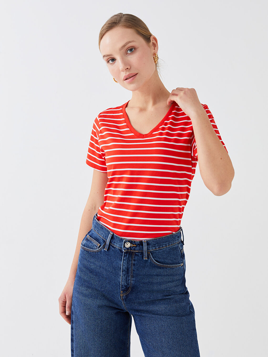 Kırmızı V Yaka Çizgili Kısa Kollu Kadın Tişört-1