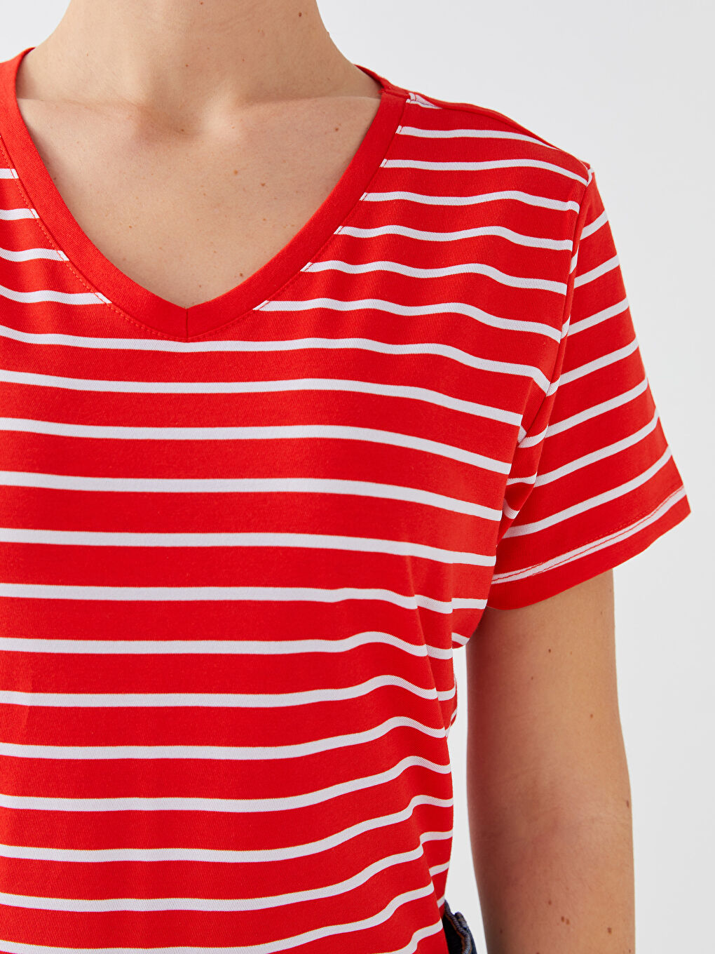 Kırmızı V Yaka Çizgili Kısa Kollu Kadın Tişört-3