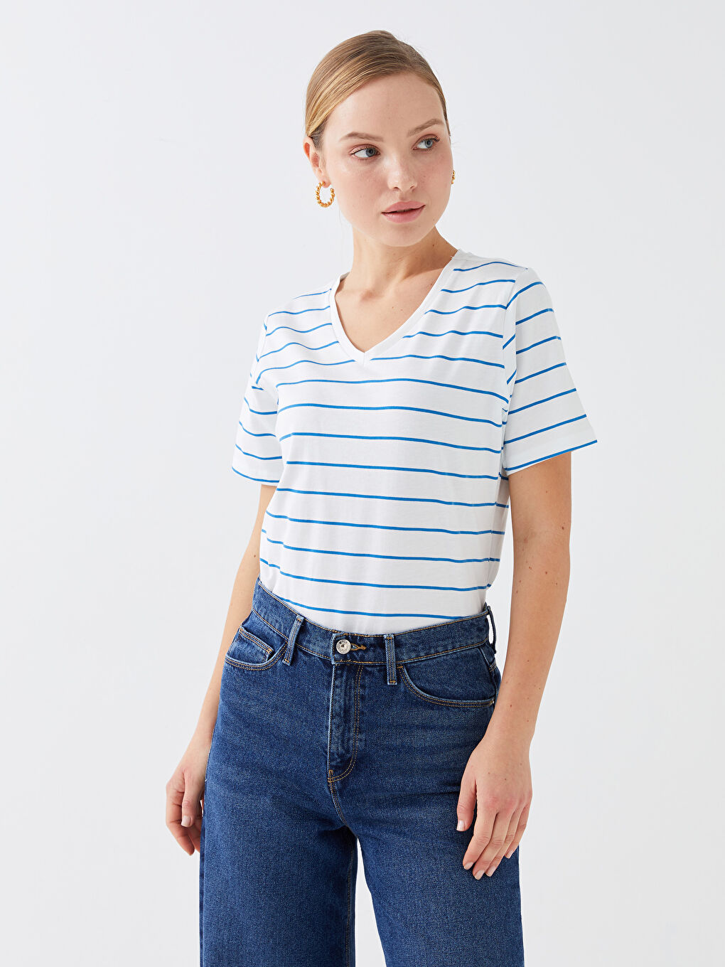 Женская футболка с коротким рукавом в полоску и V-образным вырезом-1