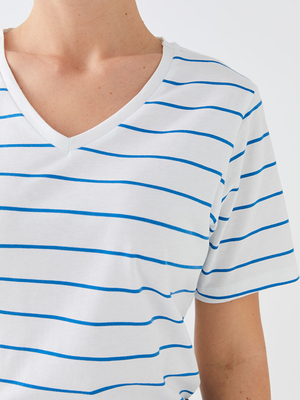 Женская футболка с коротким рукавом в полоску и V-образным вырезом-3