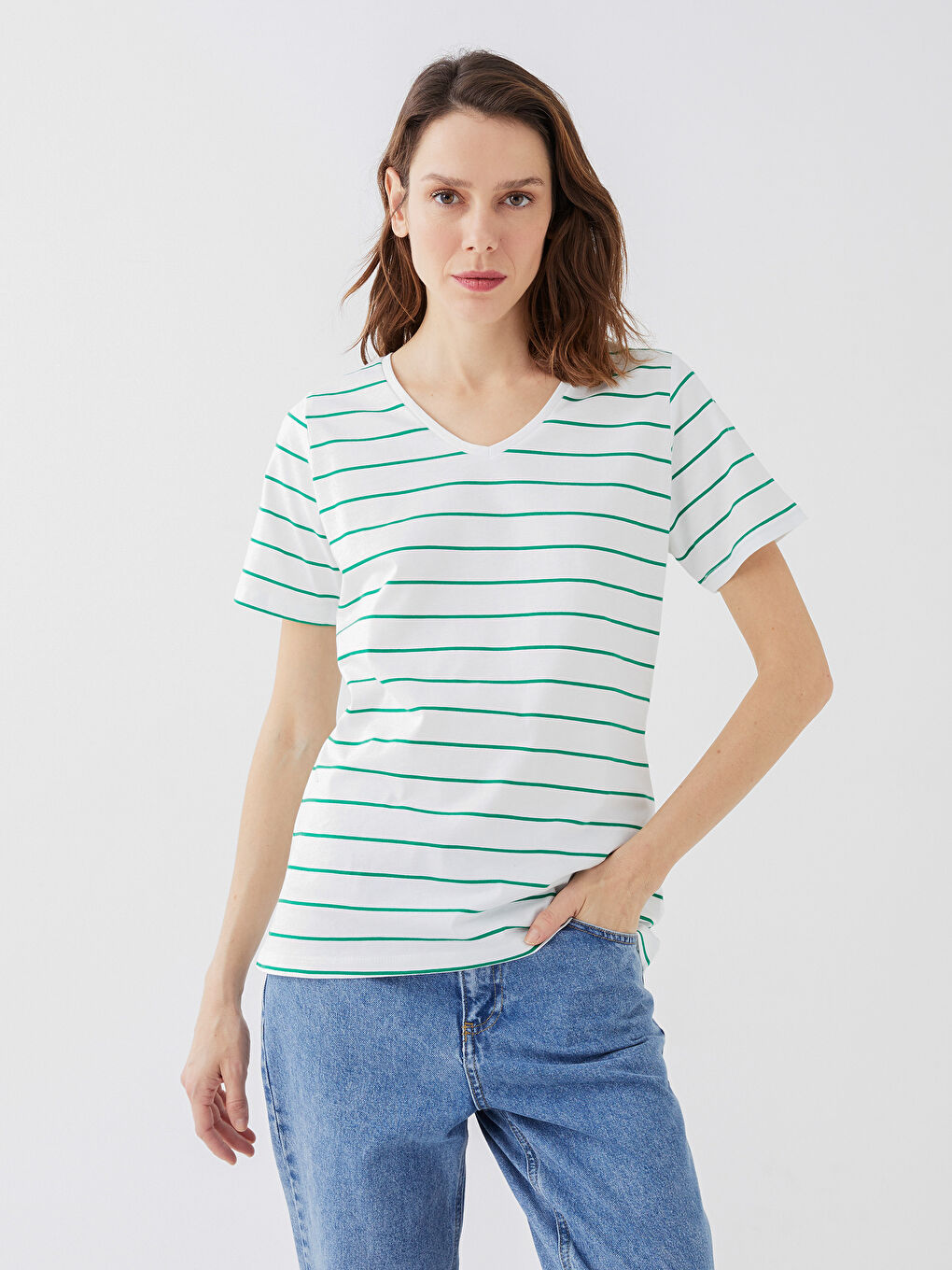 Женская футболка с коротким рукавом в полоску и V-образным вырезом