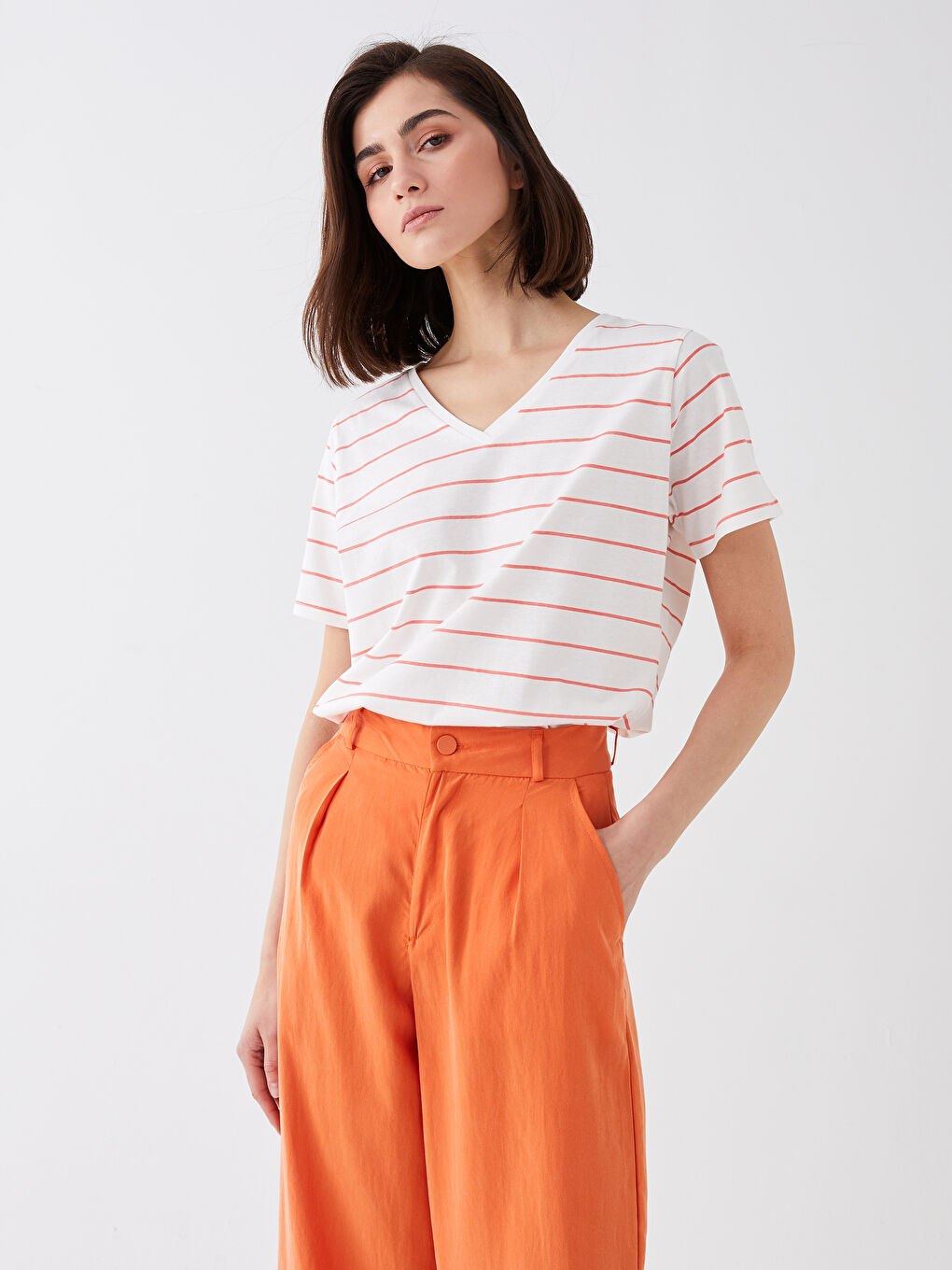 Женская футболка с коротким рукавом в полоску и V-образным вырезом