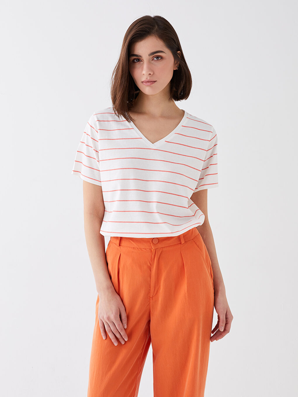 Женская футболка с коротким рукавом в полоску и V-образным вырезом-1