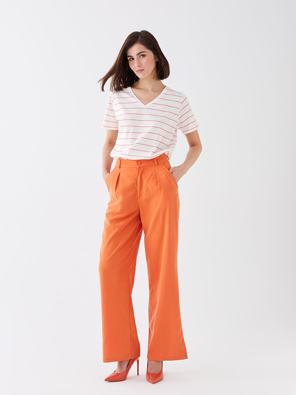 Женская футболка с коротким рукавом в полоску и V-образным вырезом-3