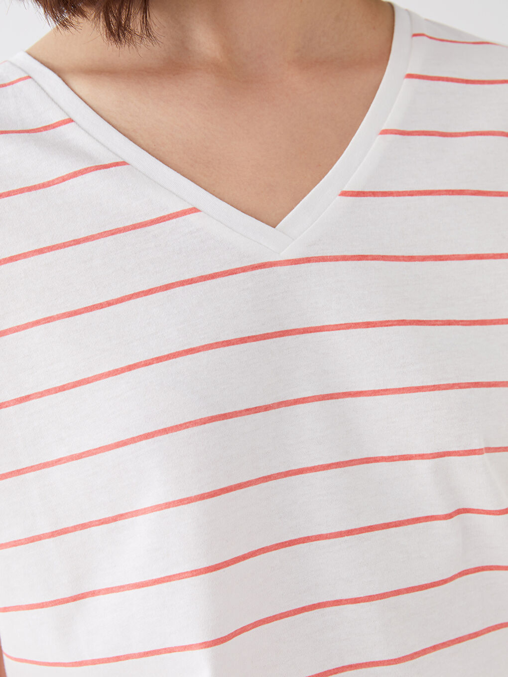Женская футболка с коротким рукавом в полоску и V-образным вырезом-4