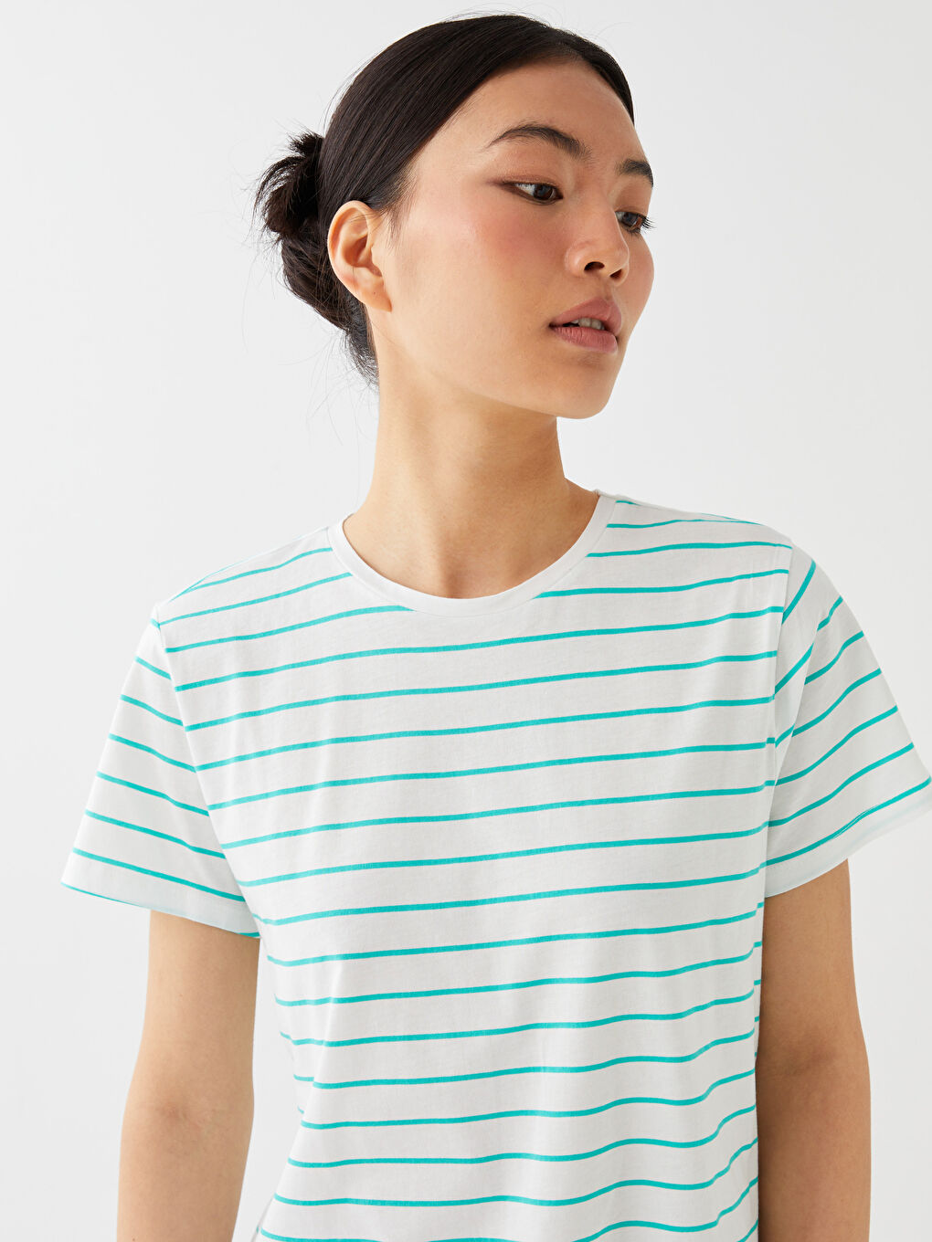 تيشيرت نسائي بياقة دائرية مخطط كم قصير