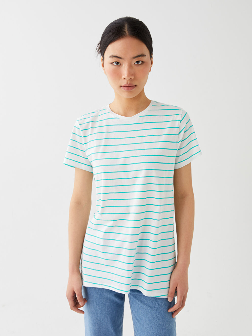 تيشيرت نسائي بياقة دائرية مخطط كم قصير-1