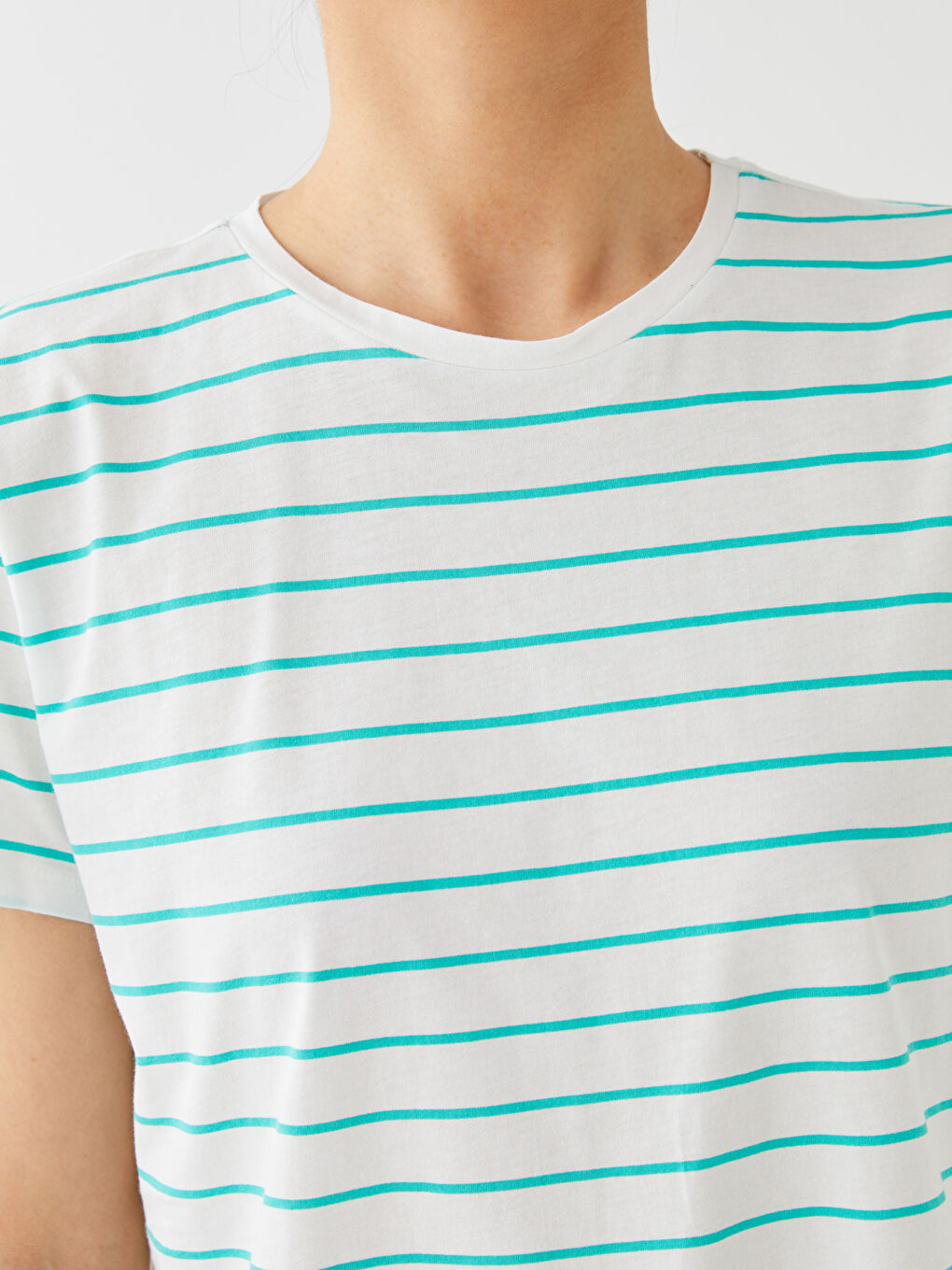 تيشيرت نسائي بياقة دائرية مخطط كم قصير-3