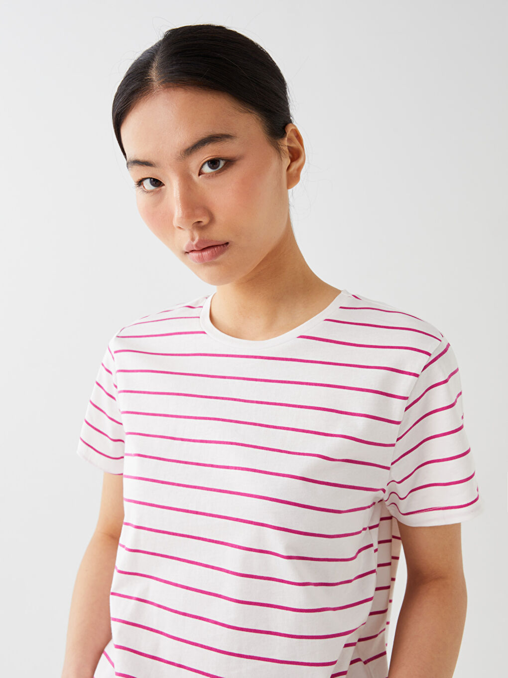 تيشيرت نسائي بياقة دائرية مخطط كم قصير-2