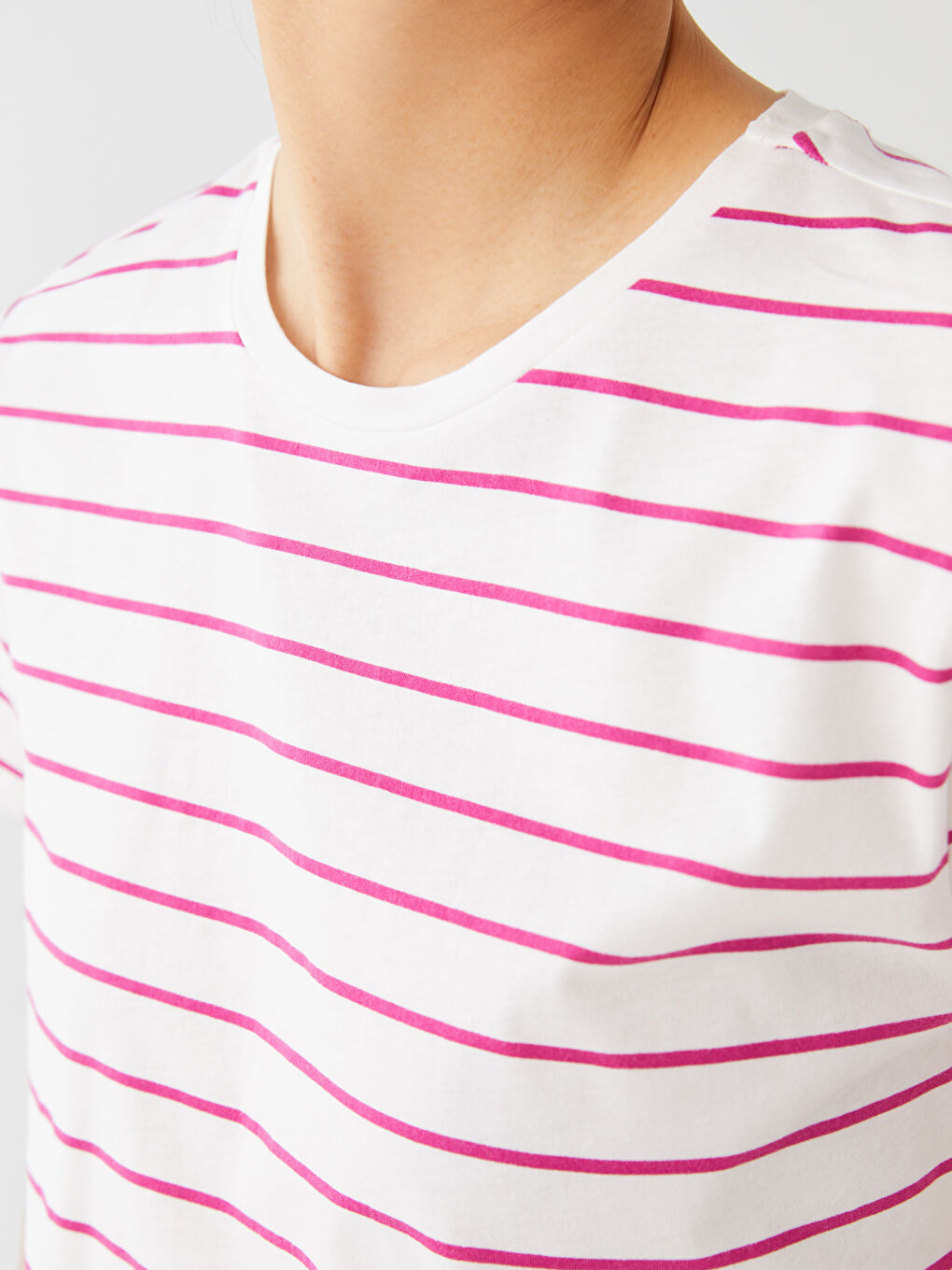 تيشيرت نسائي بياقة دائرية مخطط كم قصير-3