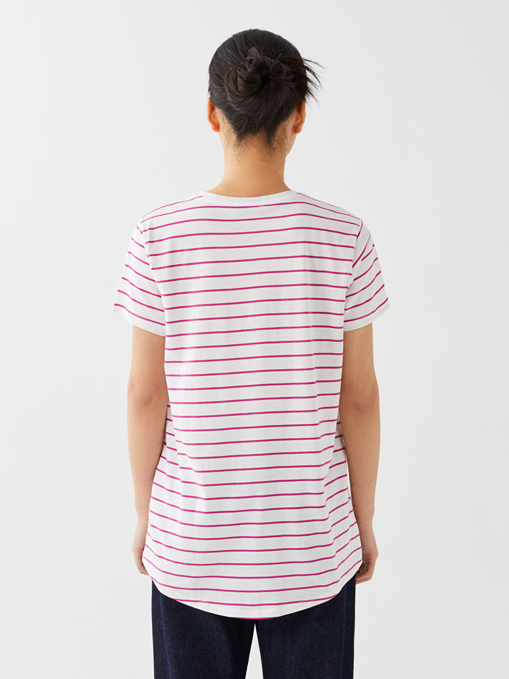 تيشيرت نسائي بياقة دائرية مخطط كم قصير-4