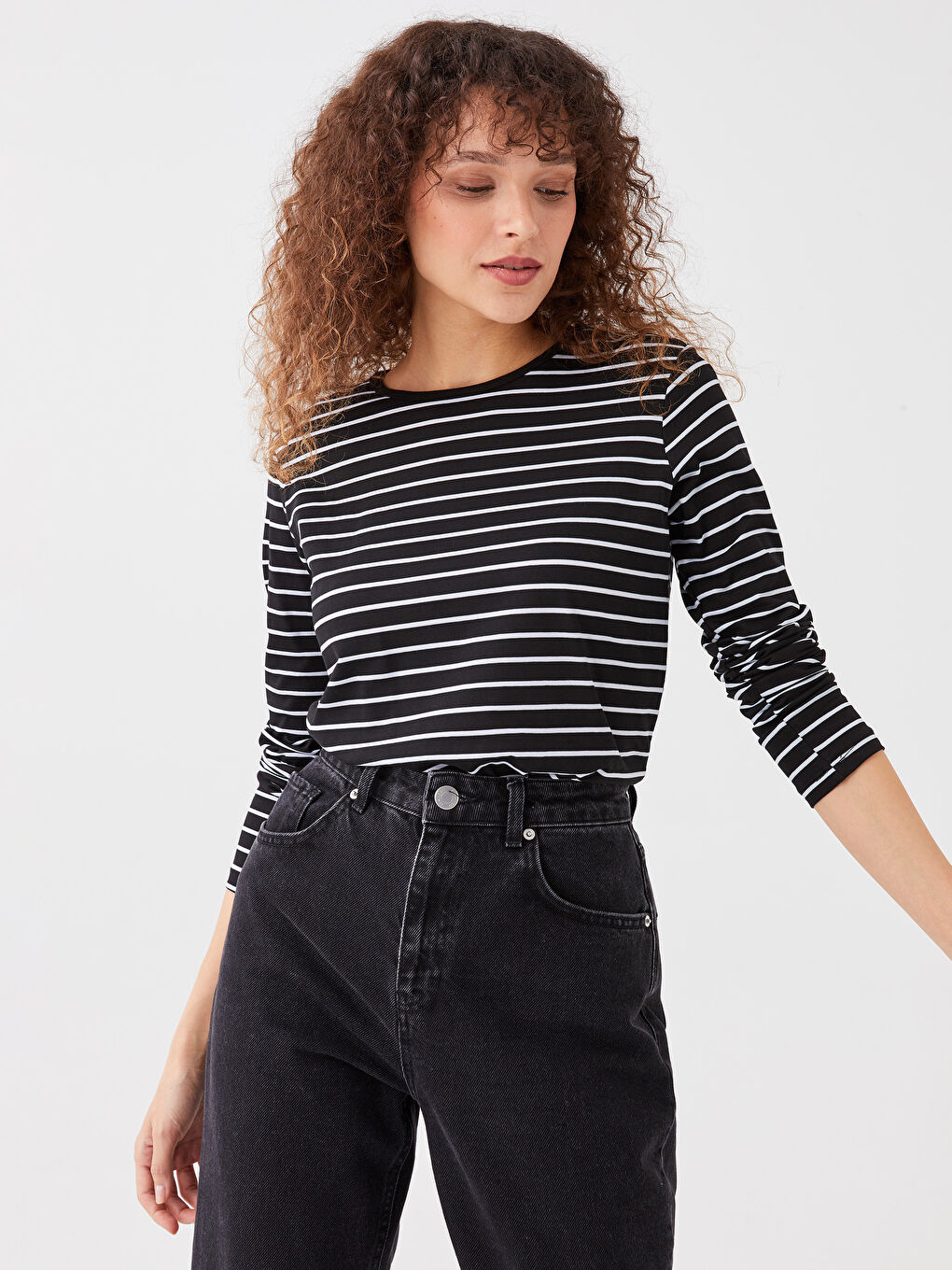 تي شيرت كم طويل مخطط بياقة دائرية للسيدات