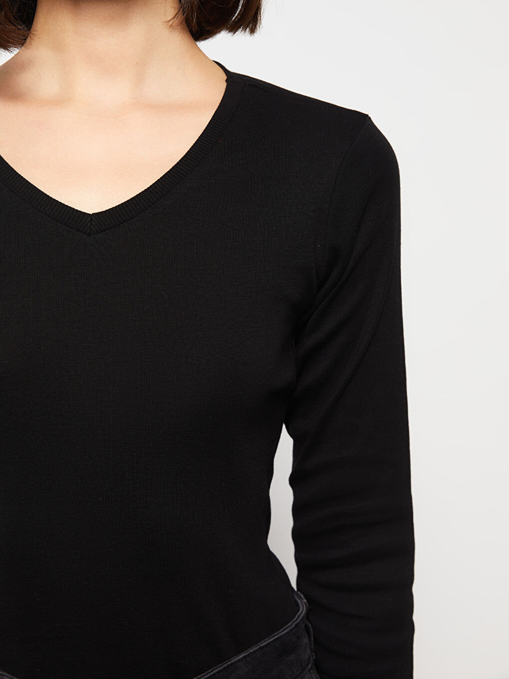 Siyah V Yaka Düz Uzun Kollu Pamuklu Kadın Tişört-2