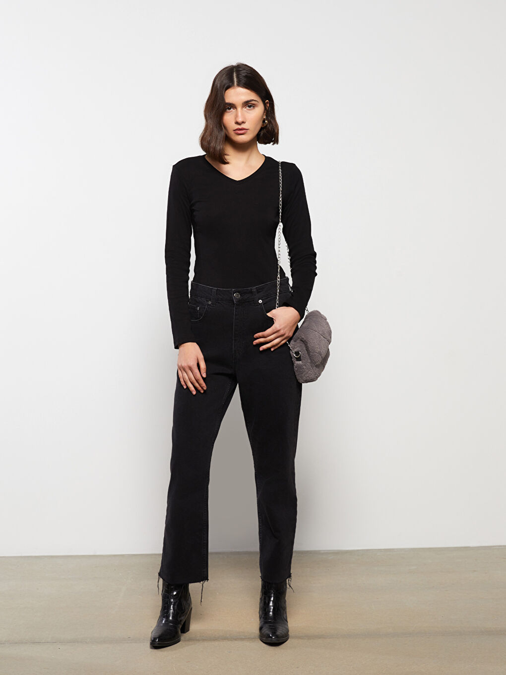 Siyah V Yaka Düz Uzun Kollu Pamuklu Kadın Tişört-1