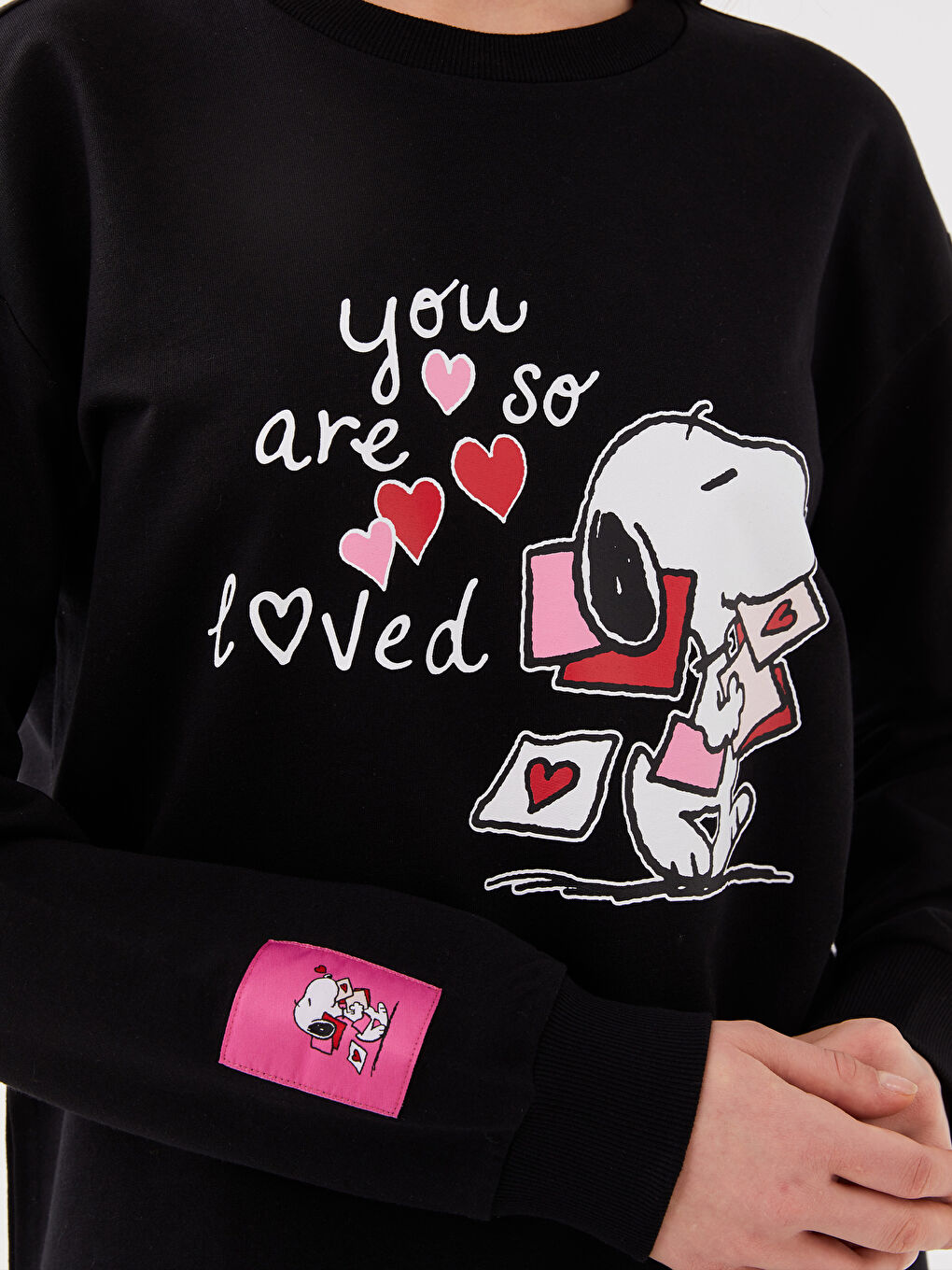 LCW Casual Yeni Siyah Bisiklet Yaka Snoopy Baskılı Uzun Kollu Kadın Sweatshirt Anne Kız Kombini - 3