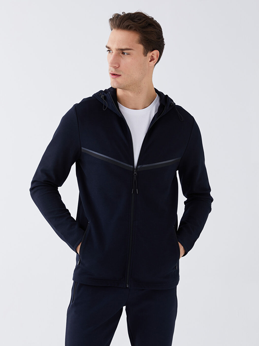 سترة رياضية طويلة الأكمام مزودة بغطاء رأس للرجال