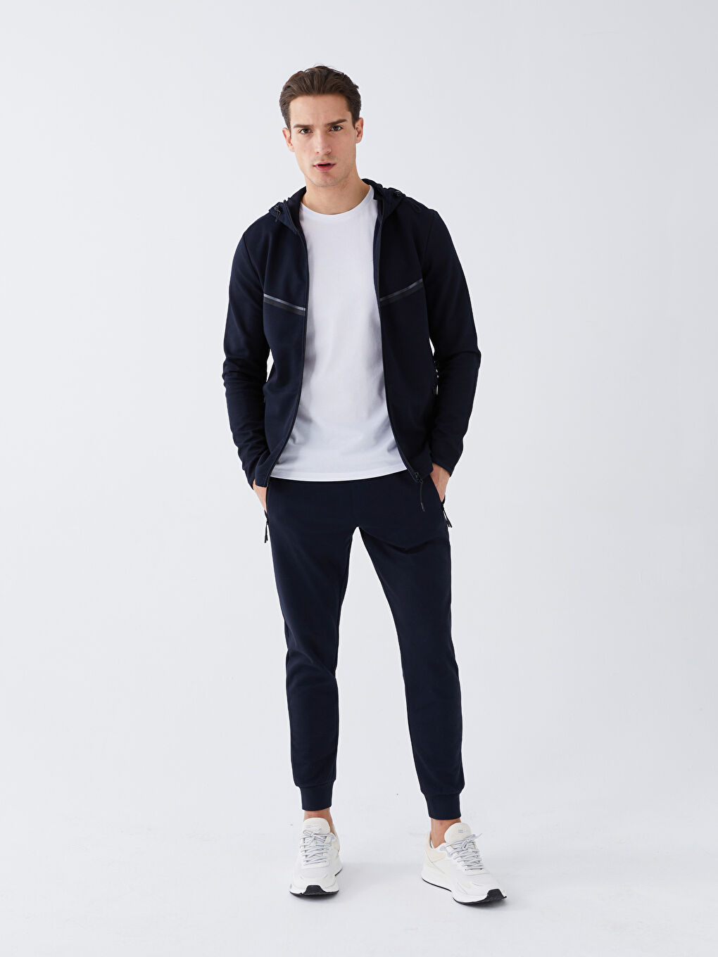 سترة رياضية طويلة الأكمام مزودة بغطاء رأس للرجال-2