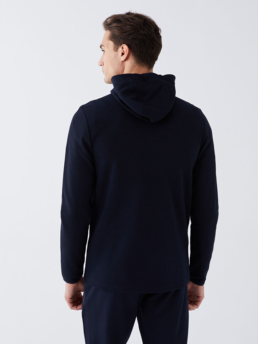 سترة رياضية طويلة الأكمام مزودة بغطاء رأس للرجال-4