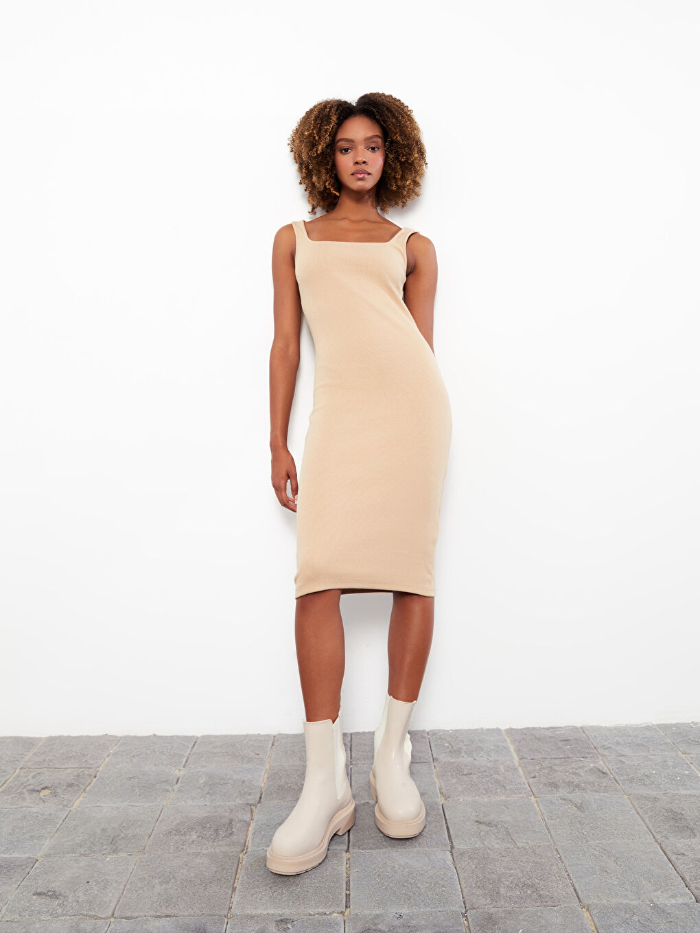 فستان نسائي سادة بحمّالات وياقة على شكل حرف U