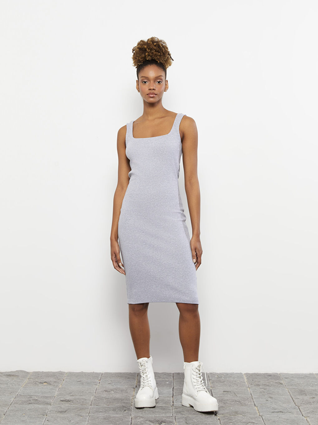 فستان سادة بياقة مربعة بحمّالات للسيدات