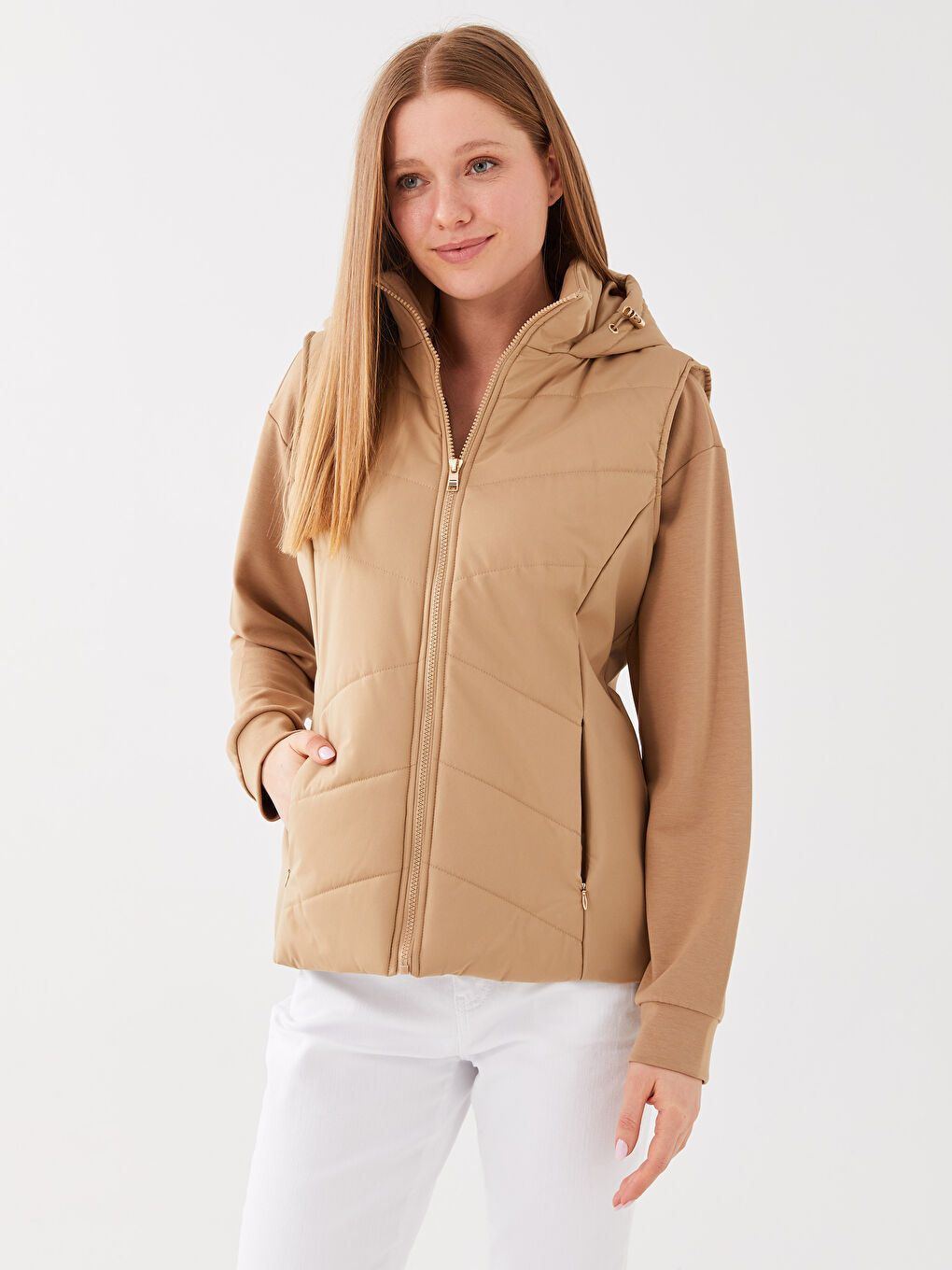 Женский однотонный дутый жилет с капюшоном