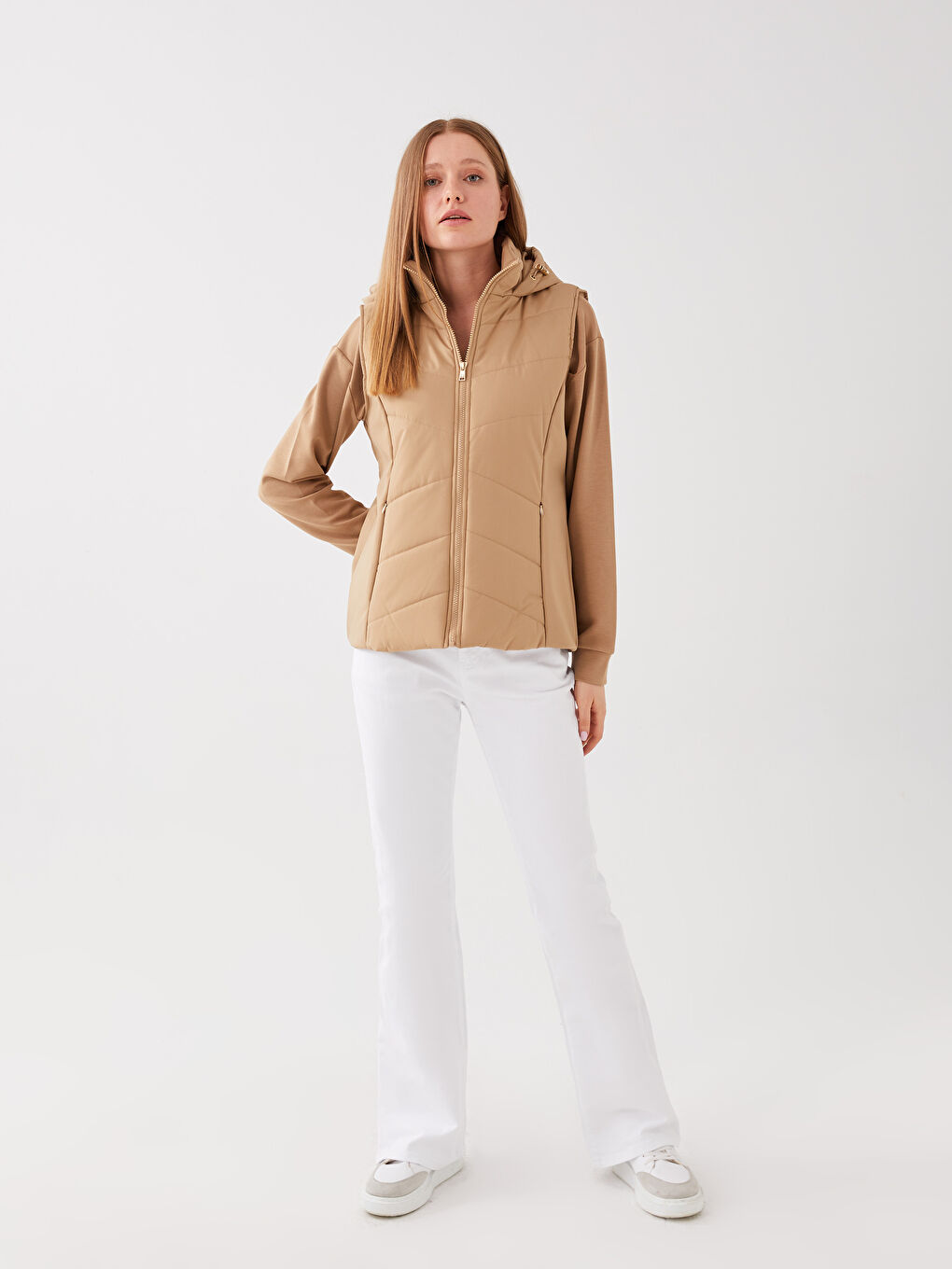Женский однотонный дутый жилет с капюшоном-2