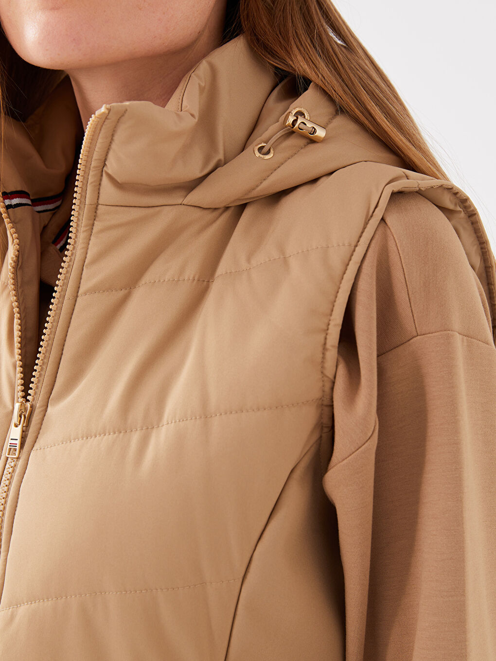 Женский однотонный дутый жилет с капюшоном-3