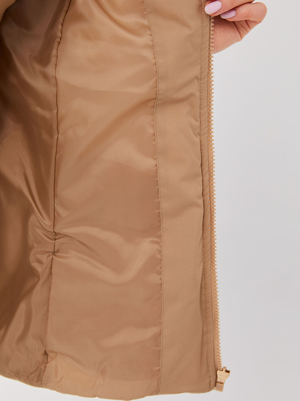 Женский однотонный дутый жилет с капюшоном-4