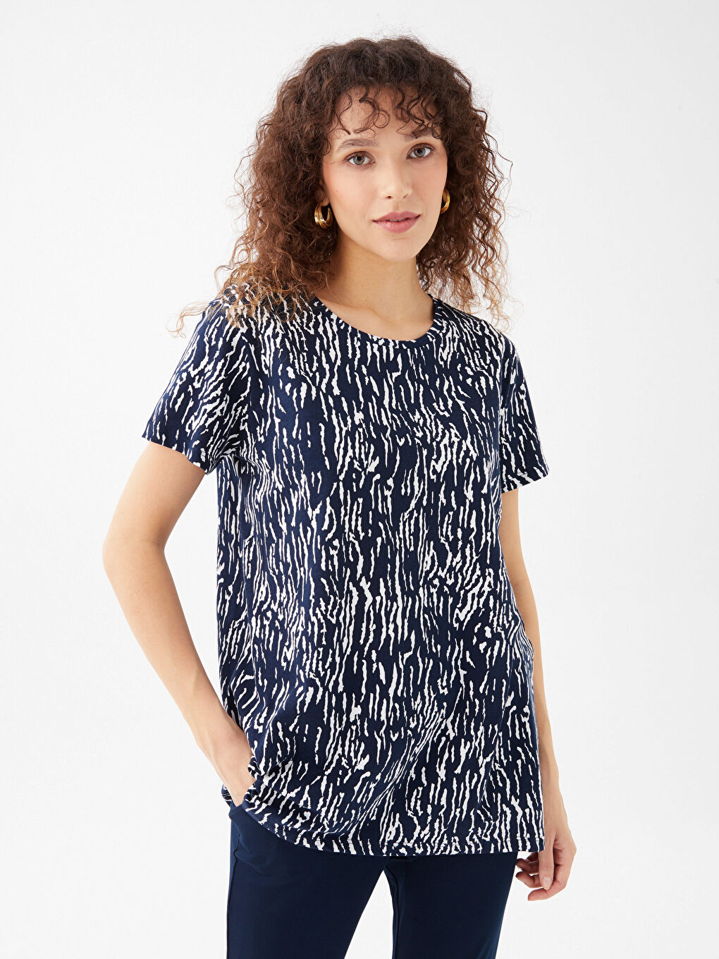 Lacivert Bisiklet Yaka Desenli Kısa Kollu Kadın Tişört