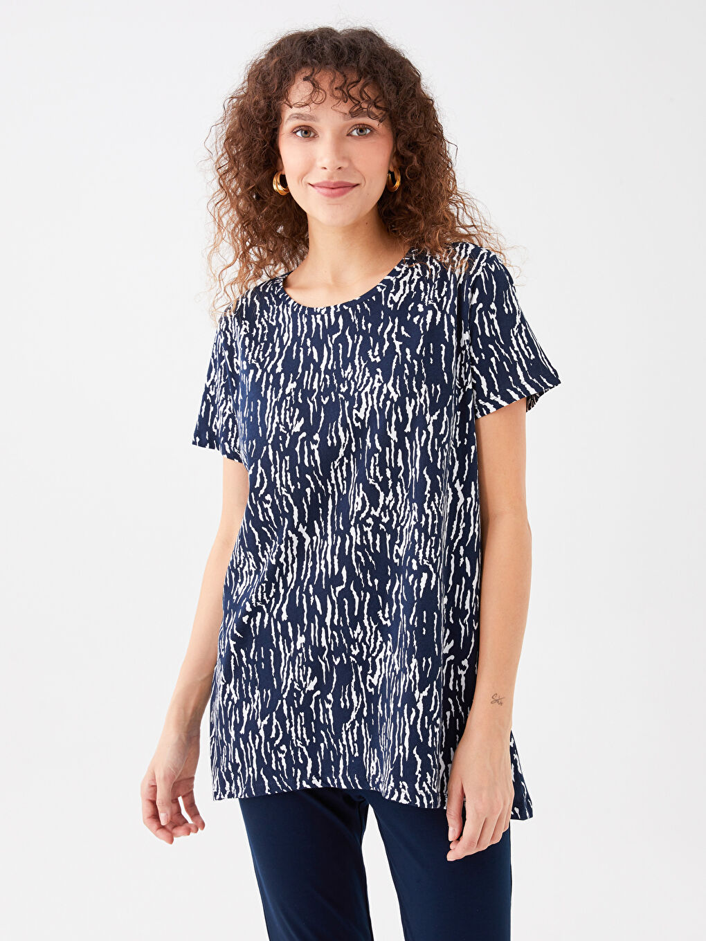 Lacivert Bisiklet Yaka Desenli Kısa Kollu Kadın Tişört-2