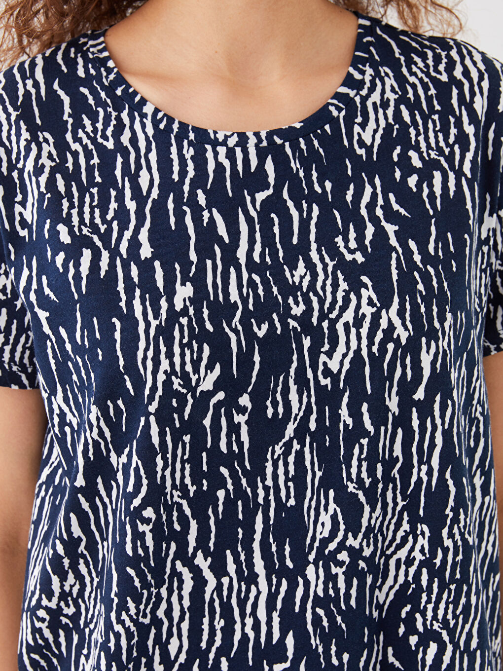 Lacivert Bisiklet Yaka Desenli Kısa Kollu Kadın Tişört-3