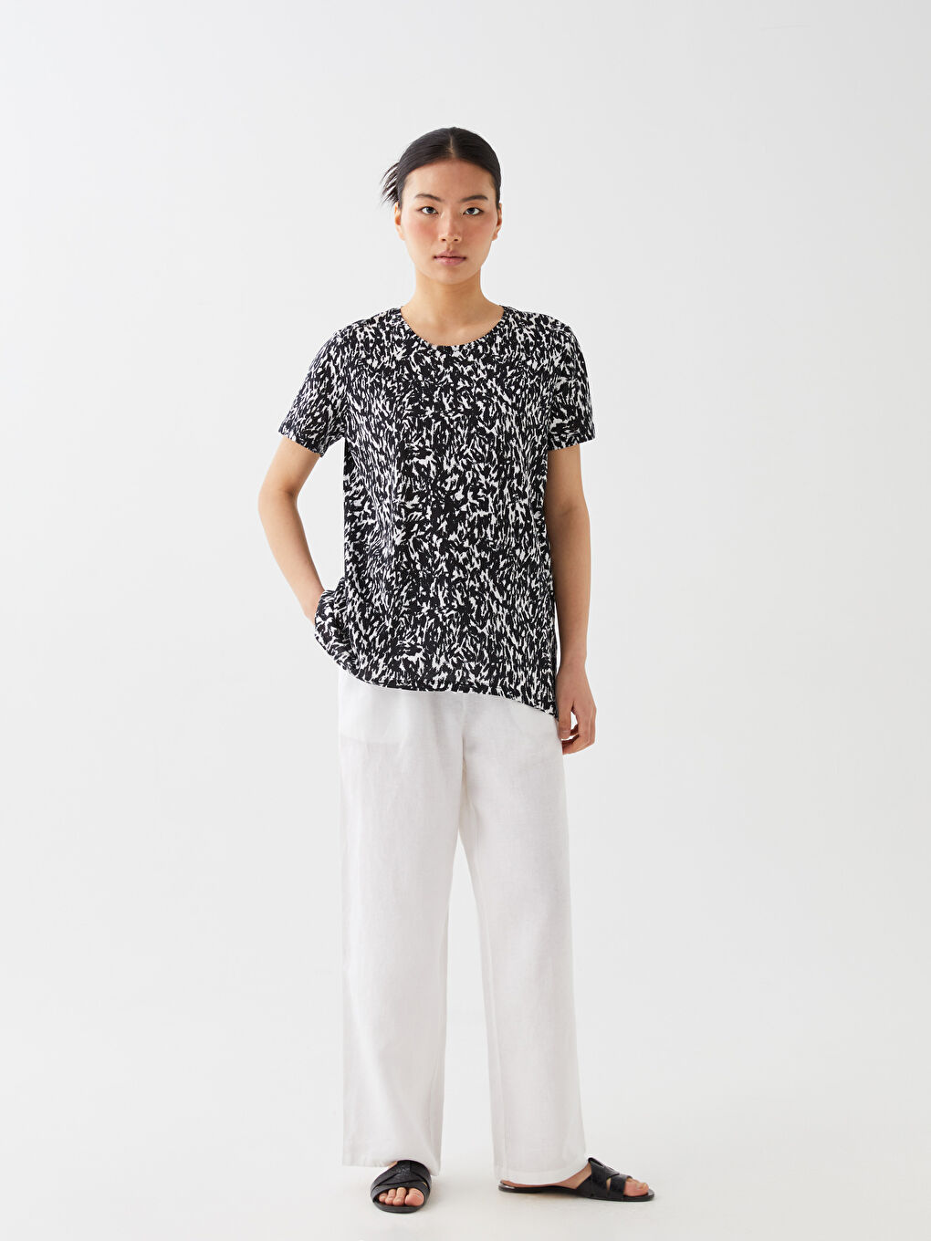 Ekru Bisiklet Yaka Desenli Kısa Kollu Kadın Tişört-1