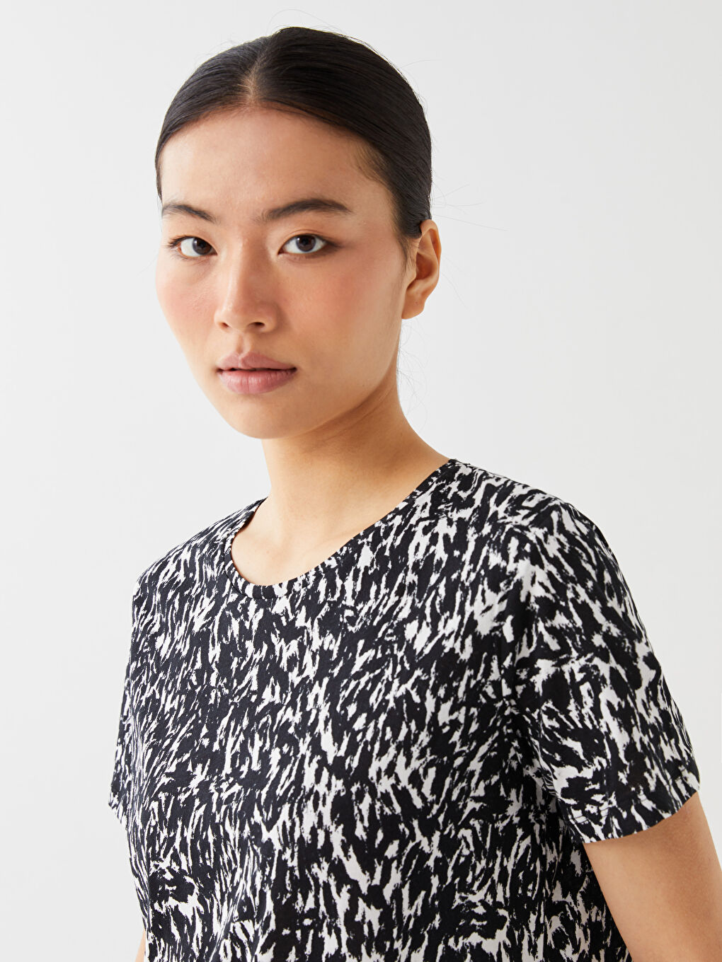 Ekru Bisiklet Yaka Desenli Kısa Kollu Kadın Tişört-2