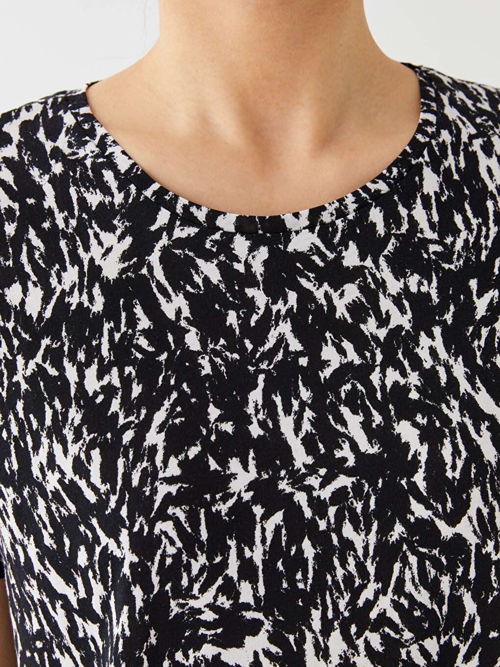 Ekru Bisiklet Yaka Desenli Kısa Kollu Kadın Tişört-3