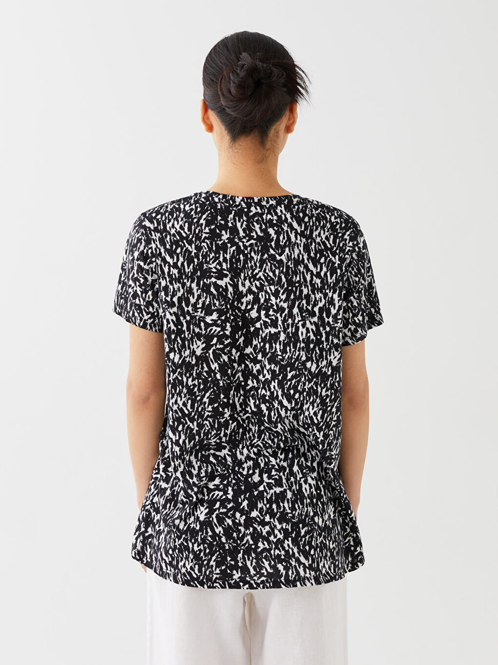 Ekru Bisiklet Yaka Desenli Kısa Kollu Kadın Tişört-4