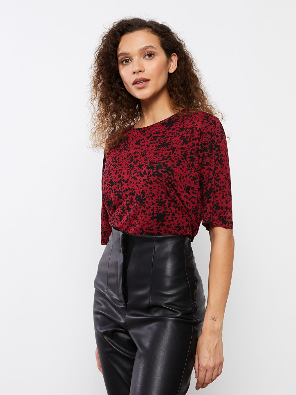 მრგვალი საყელო ნიმუშიანი მოკლე სახელო ქალებისთვის მაისური