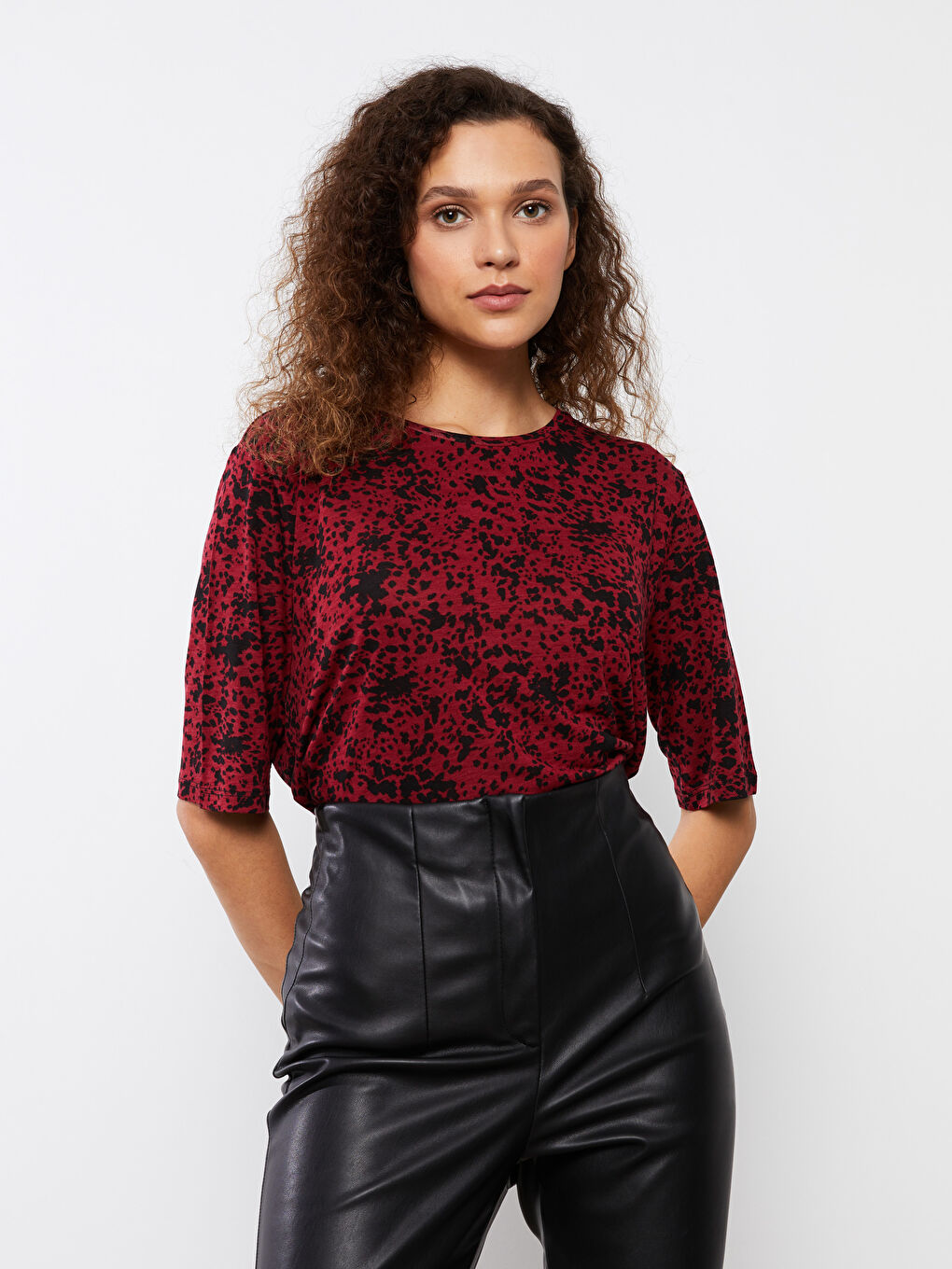 მრგვალი საყელო ნიმუშიანი მოკლე სახელო ქალებისთვის მაისური-1