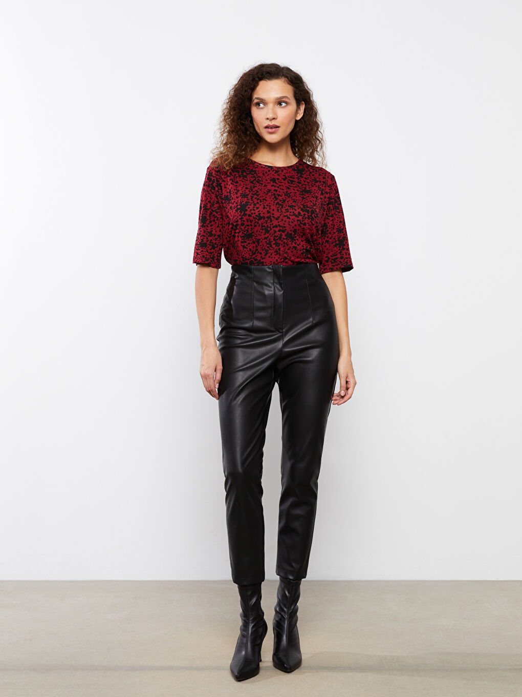 მრგვალი საყელო ნიმუშიანი მოკლე სახელო ქალებისთვის მაისური-2