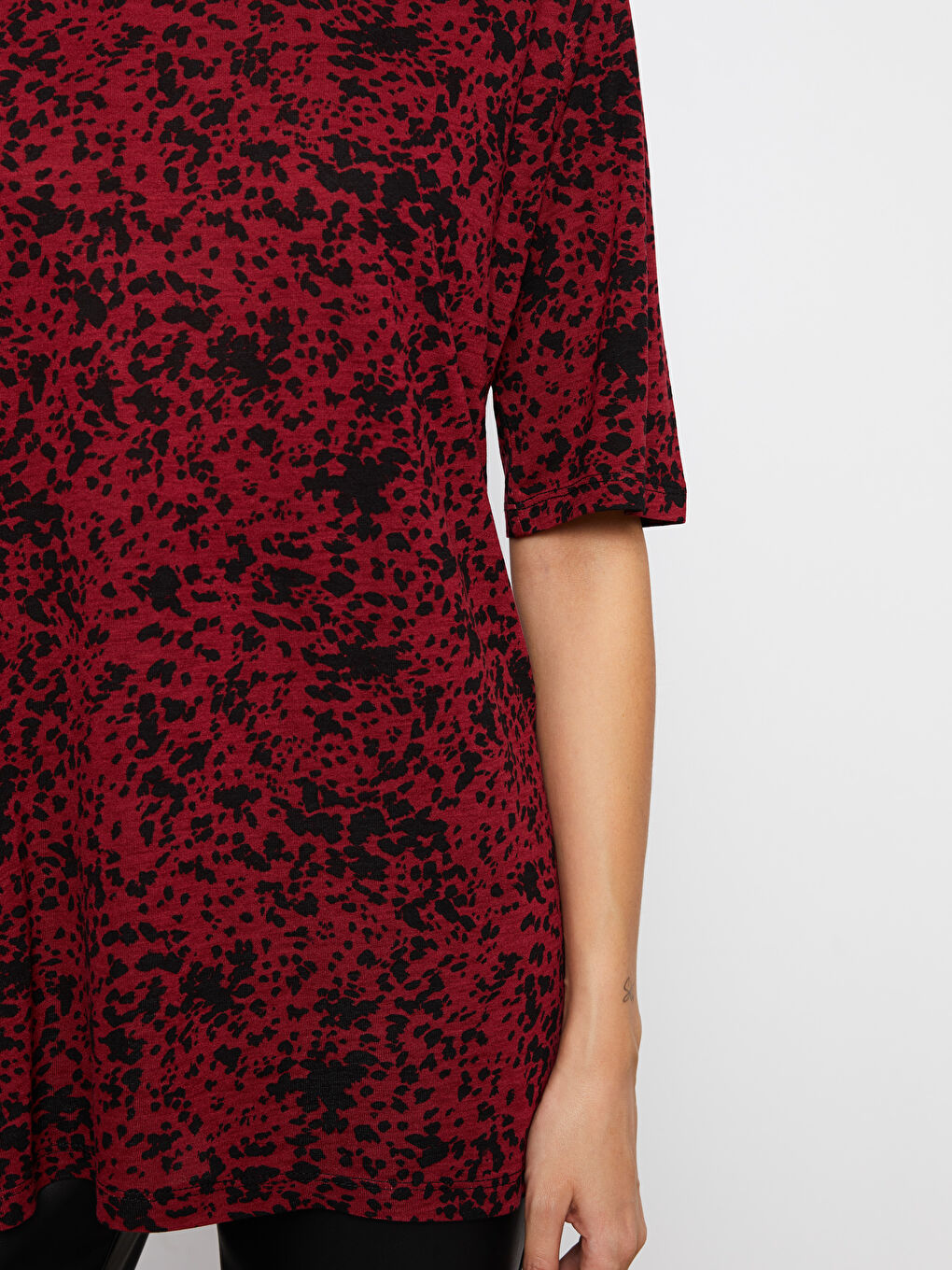 მრგვალი საყელო ნიმუშიანი მოკლე სახელო ქალებისთვის მაისური-3