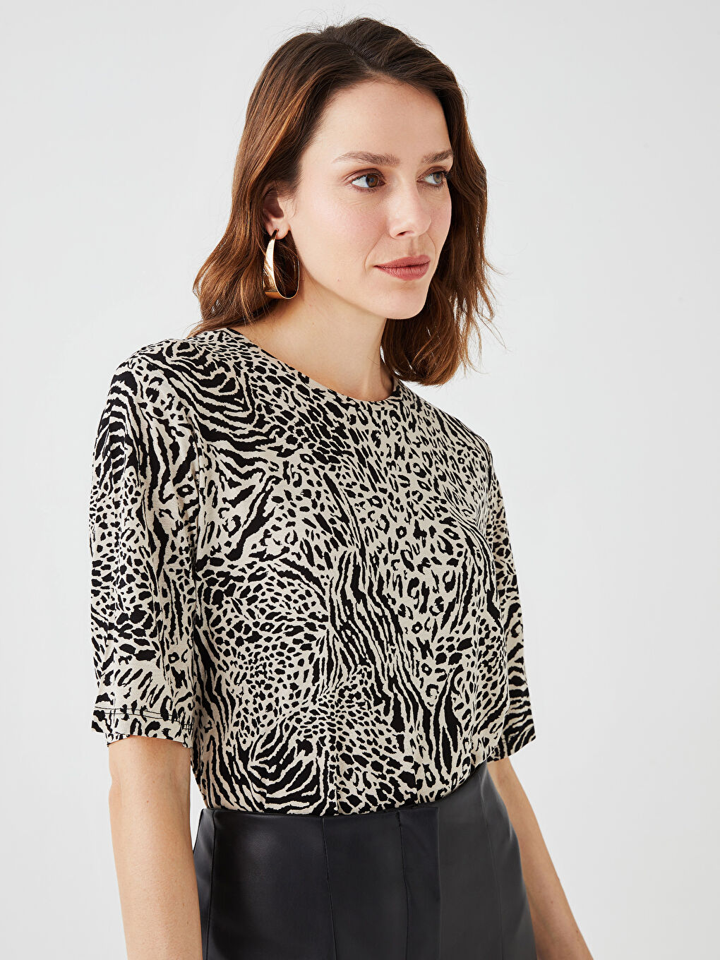 მრგვალი საყელო ნიმუშიანი მოკლე სახელო ქალებისთვის მაისური-1