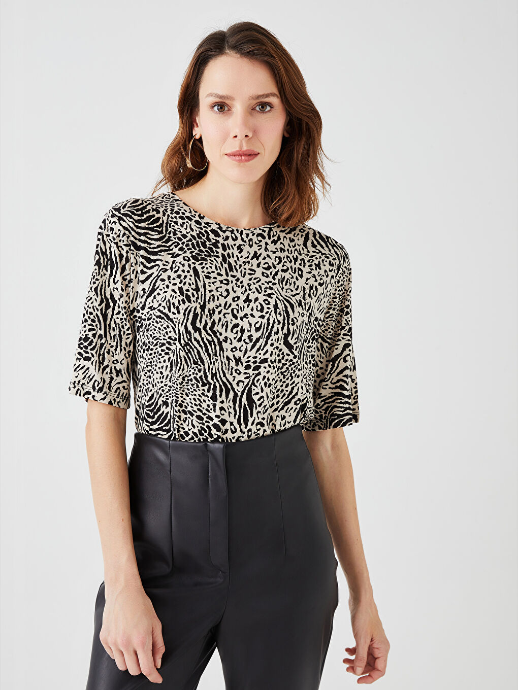 მრგვალი საყელო ნიმუშიანი მოკლე სახელო ქალებისთვის მაისური-2