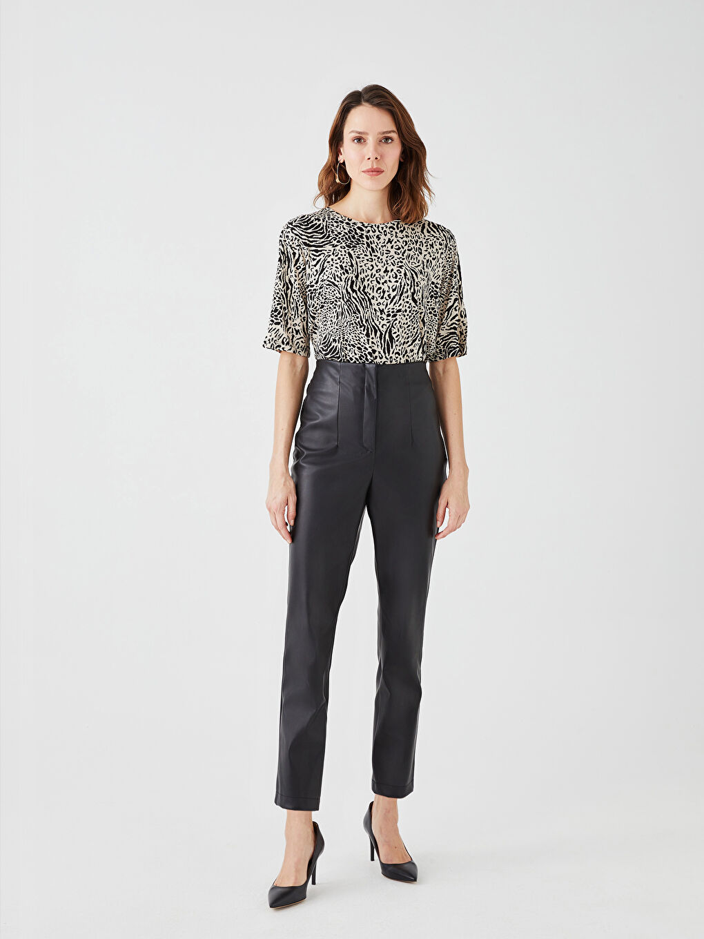 მრგვალი საყელო ნიმუშიანი მოკლე სახელო ქალებისთვის მაისური-3