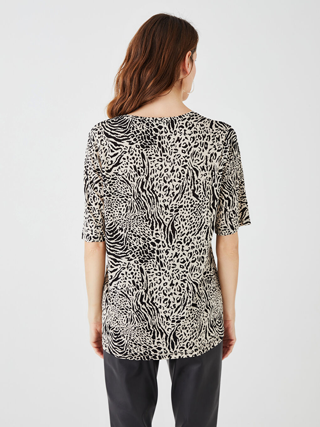 მრგვალი საყელო ნიმუშიანი მოკლე სახელო ქალებისთვის მაისური-5