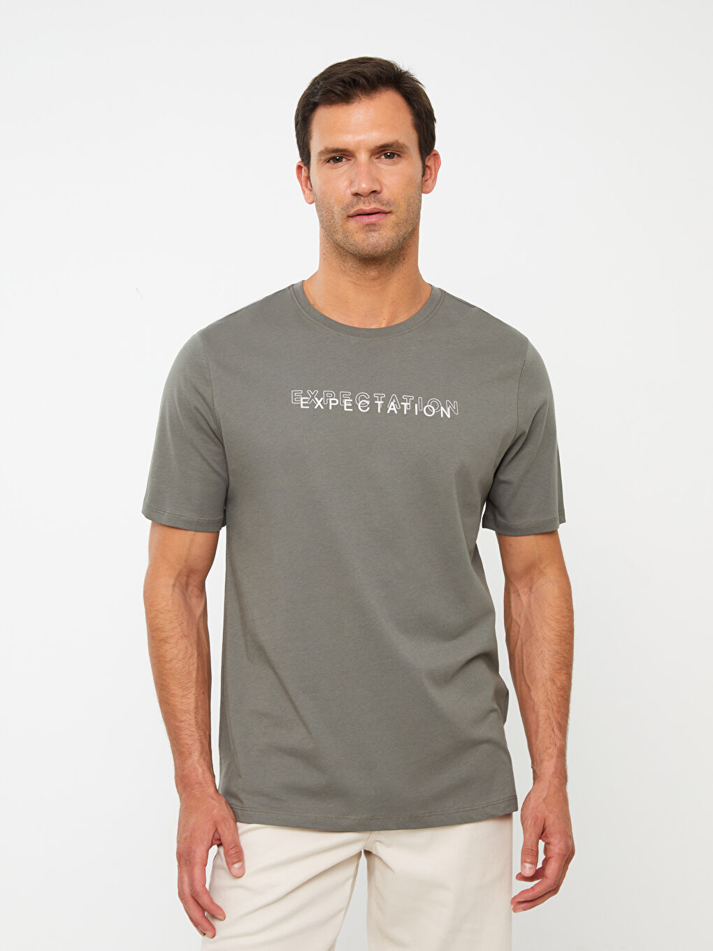 تيشيرت للرجال برقبة دائرية وأكمام قصيرة مصنوع من قطن ممشط ومطبوع-1